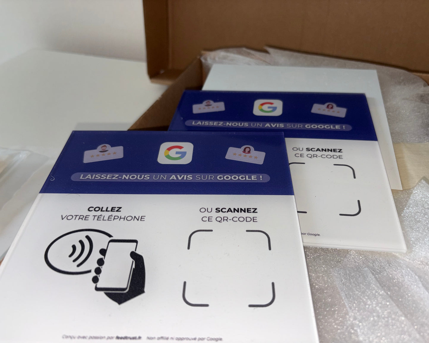 Plaque NFC FeedTrust en plexiglass pour avis Google
