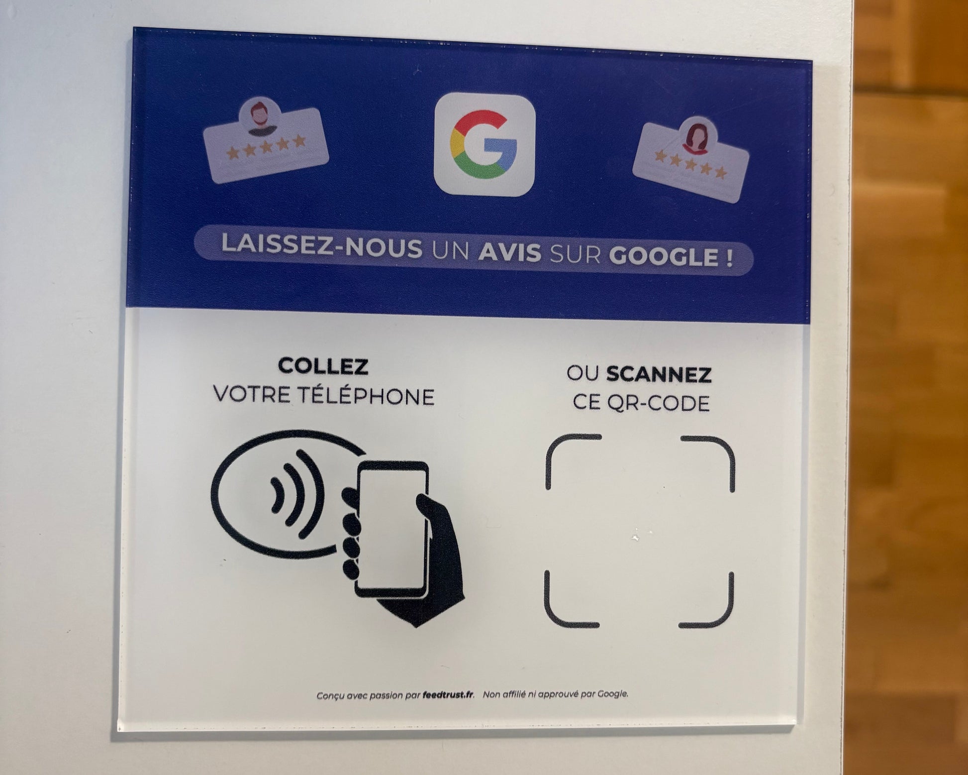 Photo réelle de la plaque FeedTrust avec QR code et puce NFC.