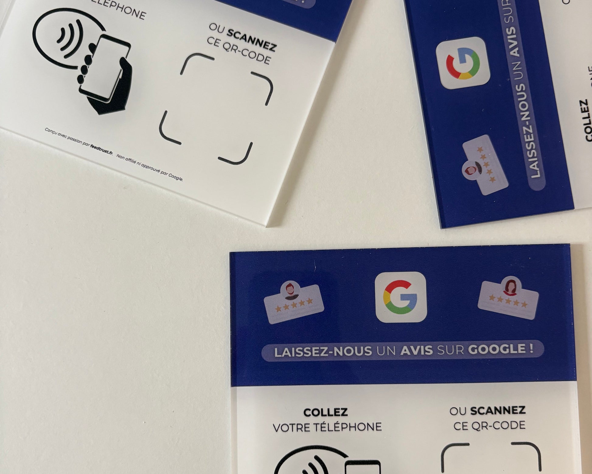Photo de la plaque NFC FeedTrust destinée aux commerçants pour collecter des avis Google.