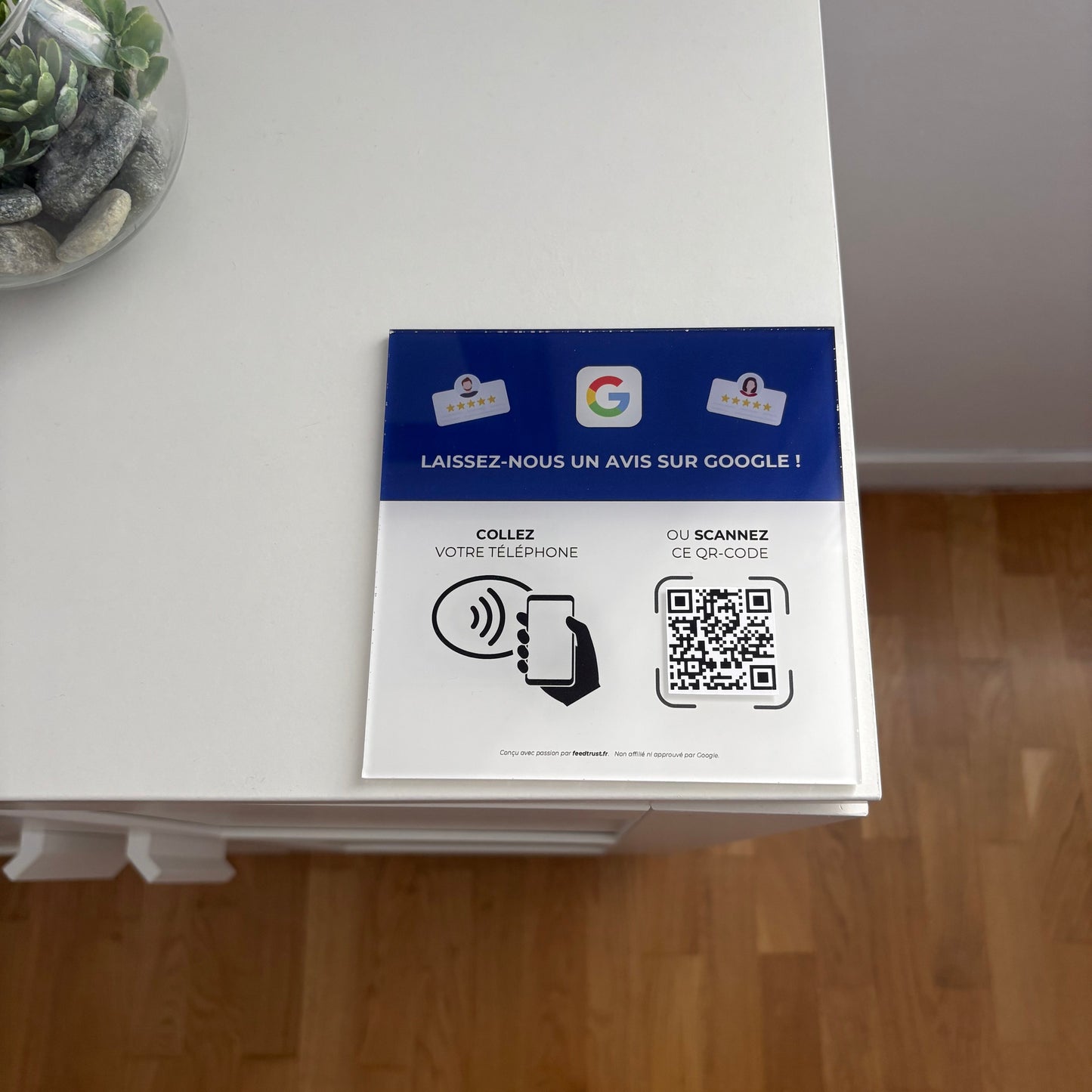 Plaque NFC FeedTrust posée sur un comptoir pour récolter des avis Google