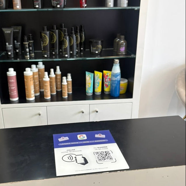 Exemple de plaque NFC avis google utilisée par un client pour obtenir plus d'avis Google